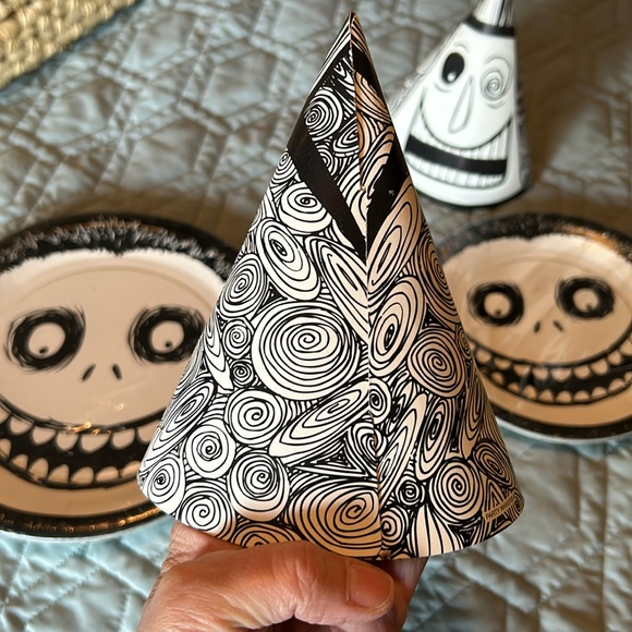 NWT, Nightmare before Xmas, RARE 16 Party plates and 4 hats. Halloween time 🎃🎃 - Picture 7 of 7